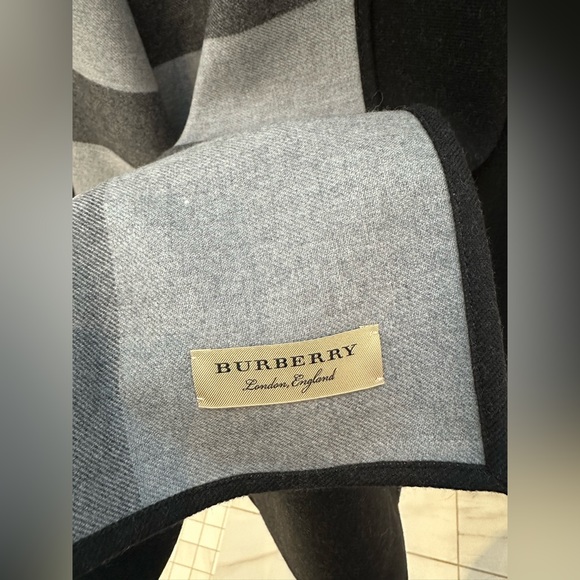 Burberry Charlotte Cape - Picture 5 of 5